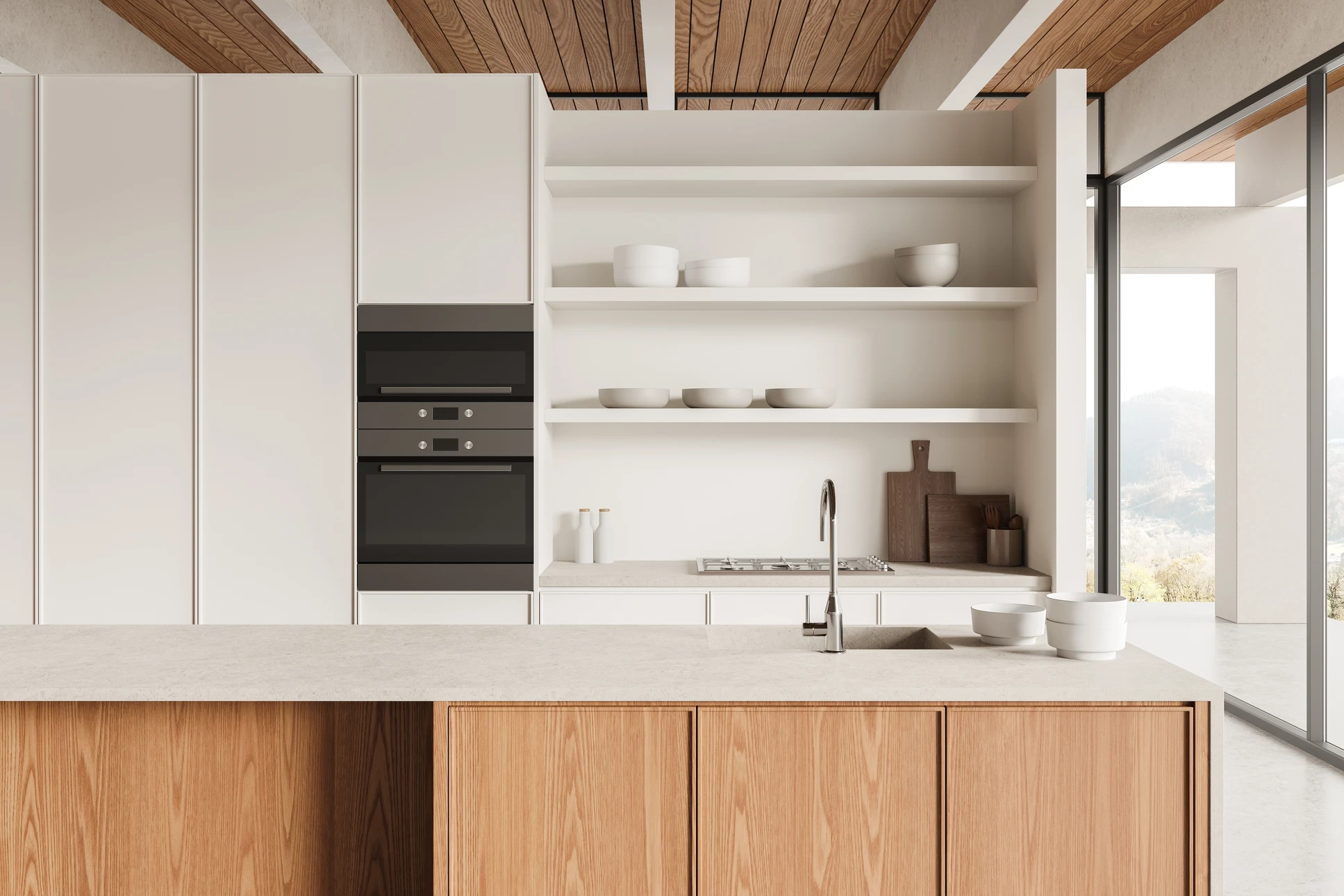 Homme souriant en tablier rayé cuisinant dans cuisine moderne avec ordinateur portable ouvert