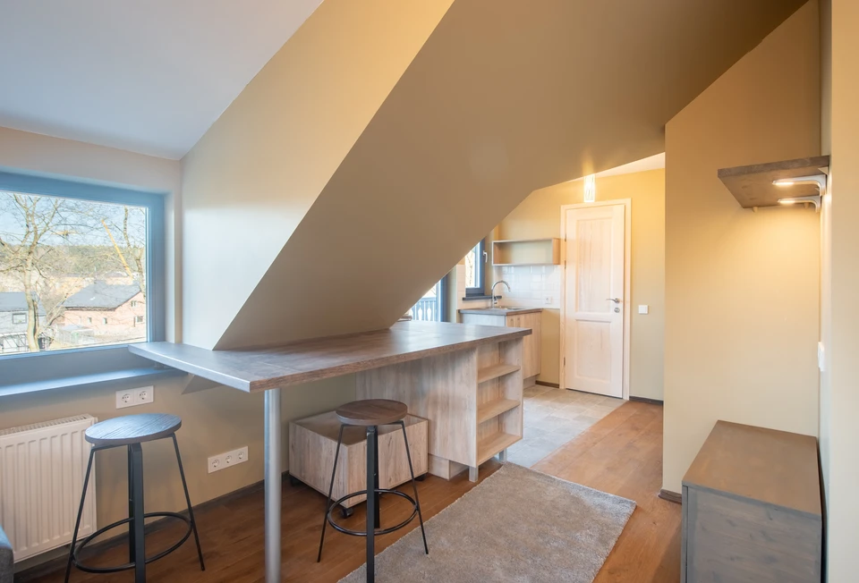 Scène intérieure montrant des mains encadrant une cuisine en cours de conception, mélange de dessin architectural au trait bleu et éléments photographiques réalistes au centre